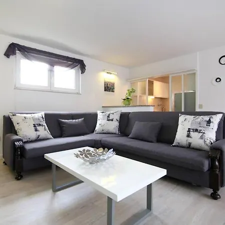L&v Apartment *